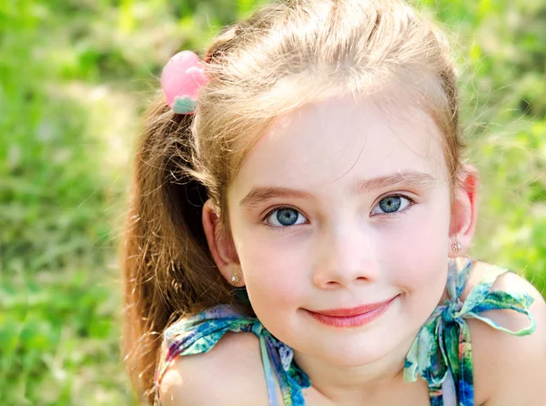 Ritratto di adorabile sorridente bambina all'aperto — Foto Stock