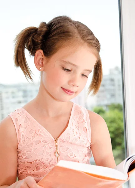 Adorabile bambina bambina sta leggendo un libro — Foto Stock