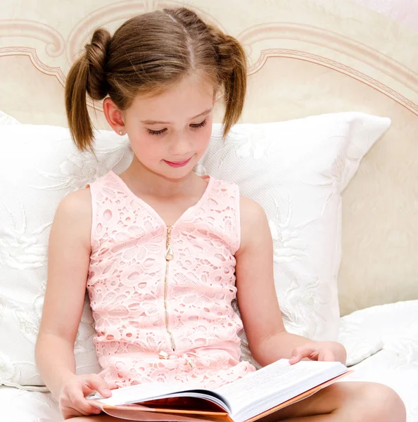 Rozkošný dívka dítě čte knihu — Stock fotografie