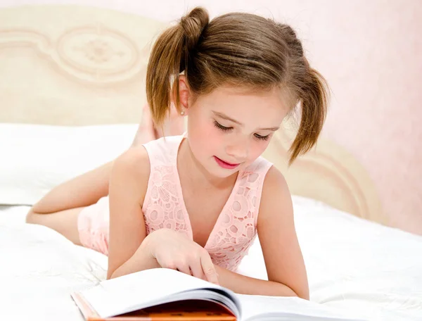 Adorabile bambina bambina sta leggendo un libro — Foto Stock