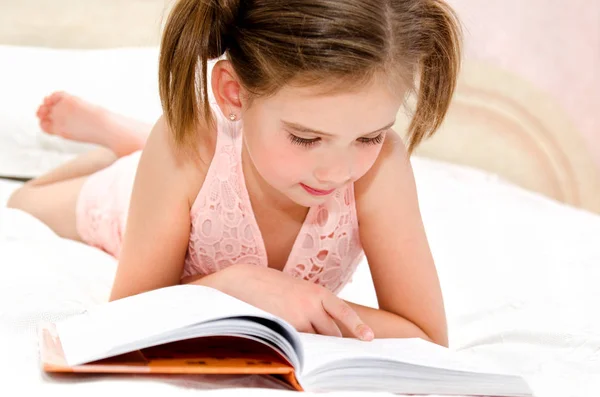 Bedårande liten flicka barn läser en bok — Stockfoto