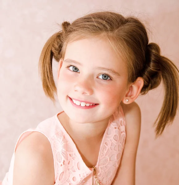 Porträtt av bedårande leende liten flicka barn — Stockfoto