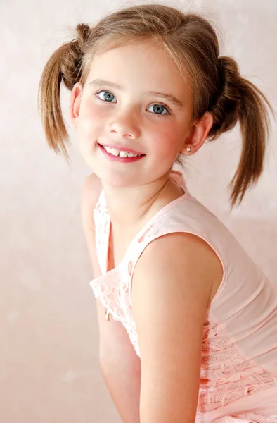 可爱微笑小女童的肖像 — 图库照片
