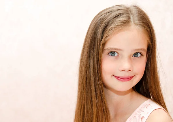 Portrét rozkošný usmívající se dívka dítě — Stock fotografie