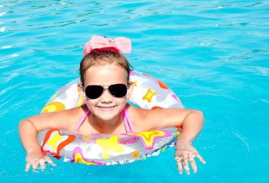 Yüzme Havuzu, küçük kız gülümseyerek 