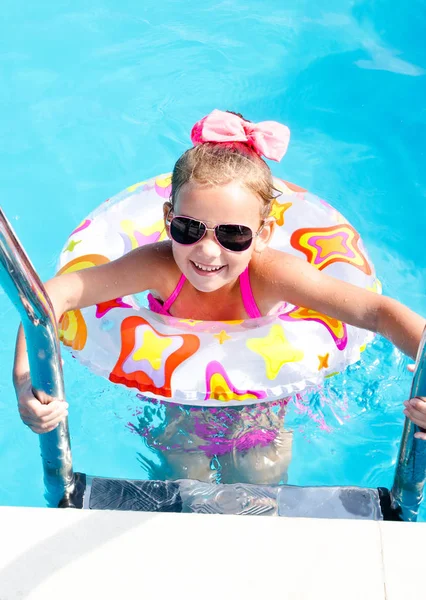 Niña sonriente en la piscina — Foto de Stock