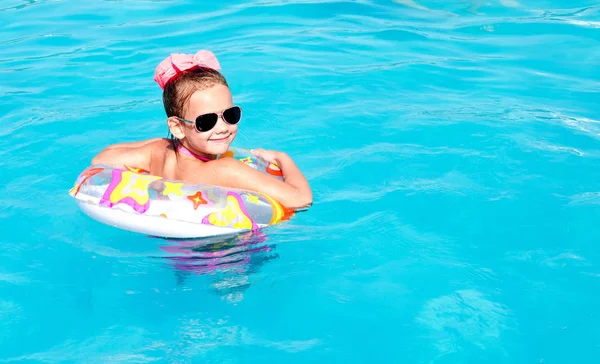 Yüzme Havuzu, küçük kız gülümseyerek 