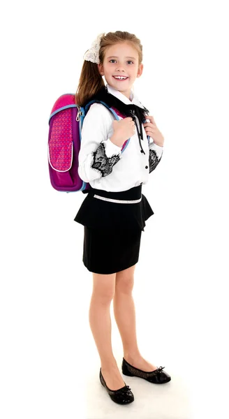 Портрет улыбающейся счастливой школьницы с рюкзаком — стоковое фото