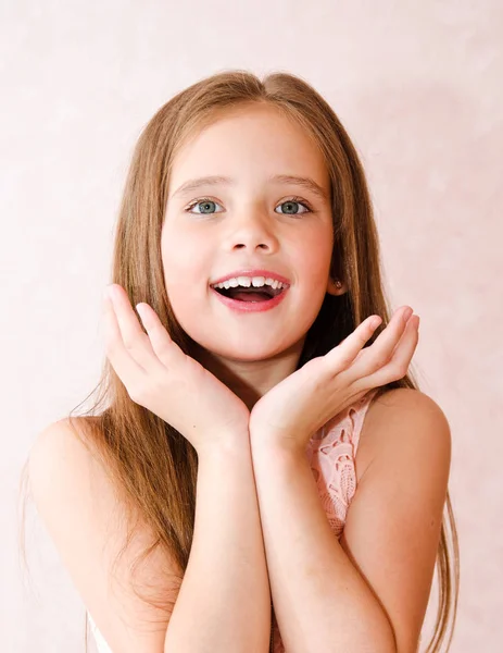 可爱的惊讶的快乐的小女孩的肖像 — 图库照片