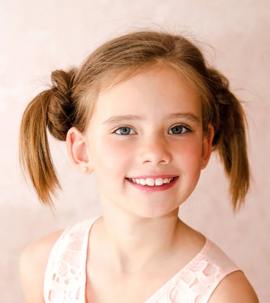 귀여운 웃는 행복 한 어린 소녀의 초상화 — 스톡 사진