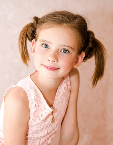 Portrét rozkošný usmívající se malé radostné holčičky — Stock fotografie