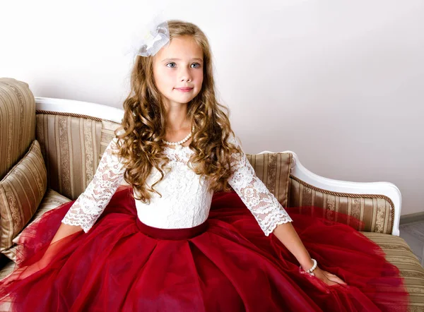 Adorable niña sonriente en vestido de princesa — Foto de Stock