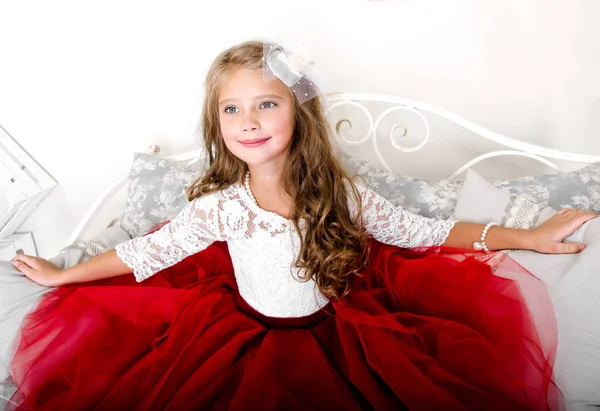 Adorável sorrindo menina criança em vestido de princesa — Fotografia de Stock