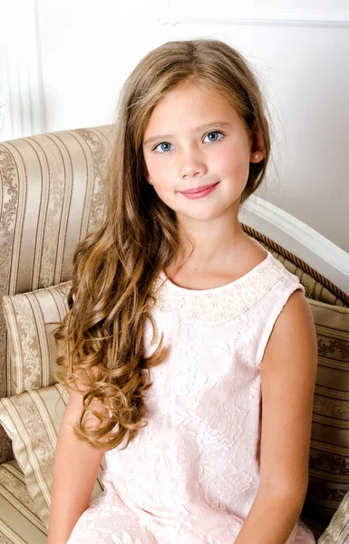 Adorável sorrindo menina criança em vestido de princesa — Fotografia de Stock