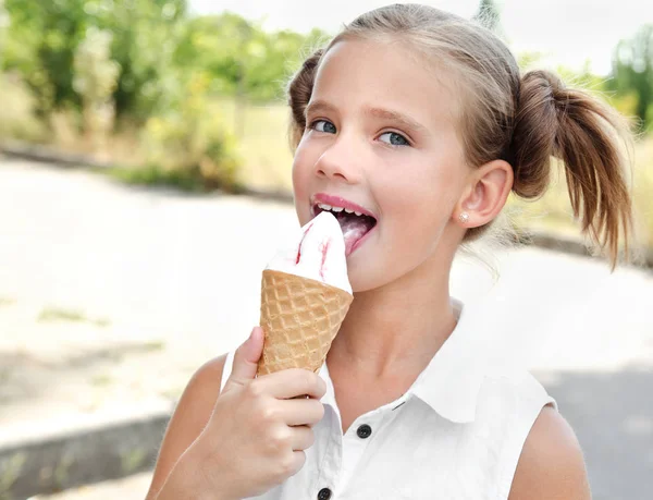 Söt leende liten flicka äter en glass — Stockfoto