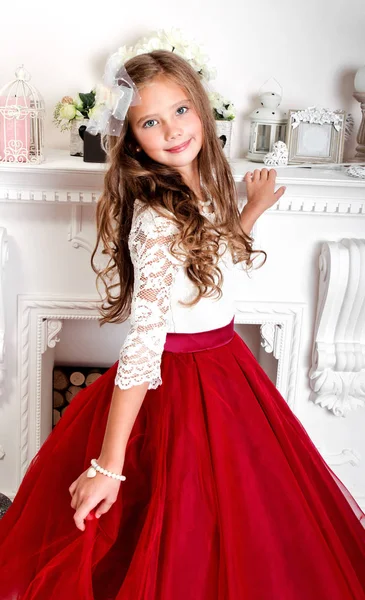 プリンセス ドレスで愛らしい笑みを浮かべて小さな女の子子供 — ストック写真