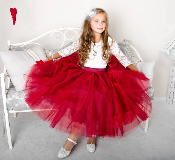 Schattige lachende klein meisje kind in prinses jurk — Stockfoto
