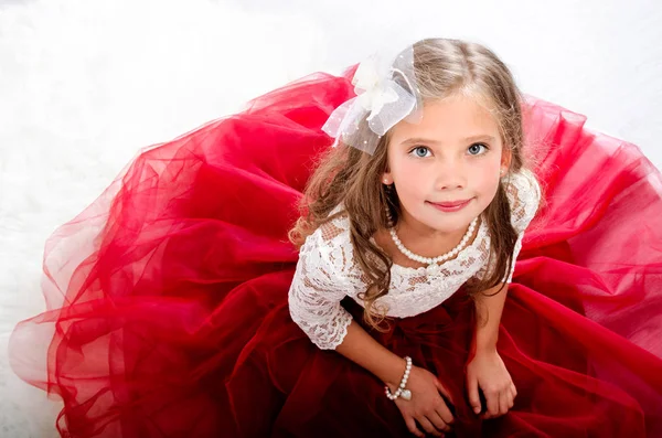 Entzückend lächelndes kleines Mädchen im Prinzessinnenkleid — Stockfoto