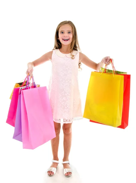 Bedårande liten flicka barn hålla matkassar eller färgglada papper — Stockfoto