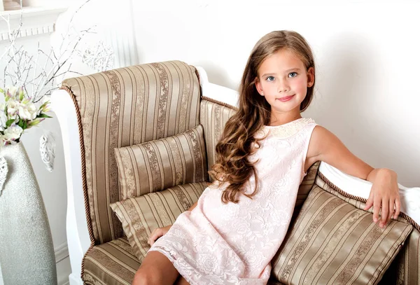 Rozkošný usmívající se dívka děťátko v šaty pro princeznu — Stock fotografie