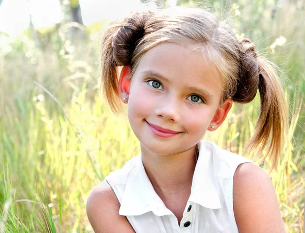 Portret van schattige lachende klein meisje kind in jurk buiten — Stockfoto