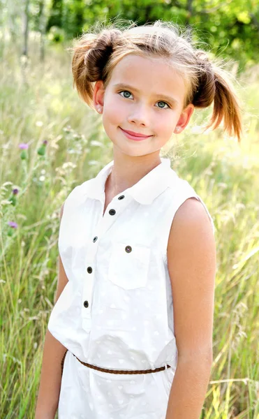 Πορτρέτο του αξιολάτρευτο χαμογελαστό μικρό παιδί κορίτσι στο φόρεμα εξωτερική — Φωτογραφία Αρχείου