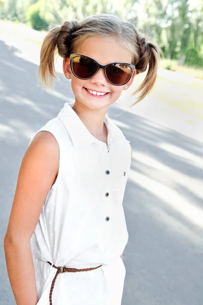 Ritratto di adorabile bambina sorridente in occhiali da sole — Foto Stock