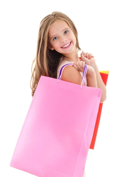 Sevimli küçük kız çocuğu renkli kağıt torbalar alışveriş holding — Stok fotoğraf