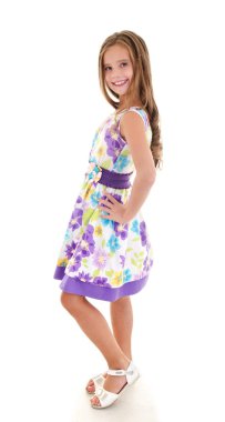 Sevimli gülümseyen küçük kız çocuğu olarak izole Prenses Giydir 