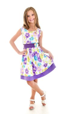 Sevimli gülümseyen küçük kız çocuğu olarak izole Prenses Giydir 