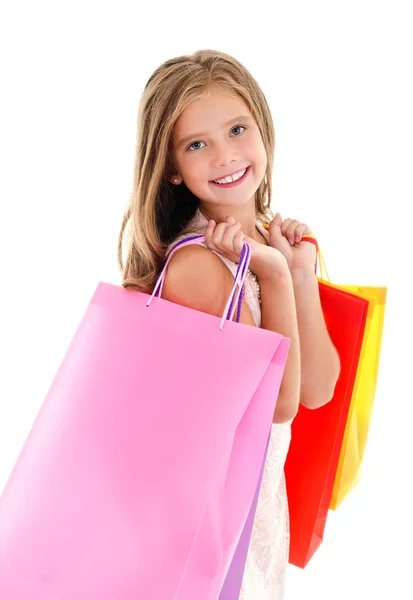 Очаровательная маленькая девочка держит в руках цветные бумажные пакеты — стоковое фото