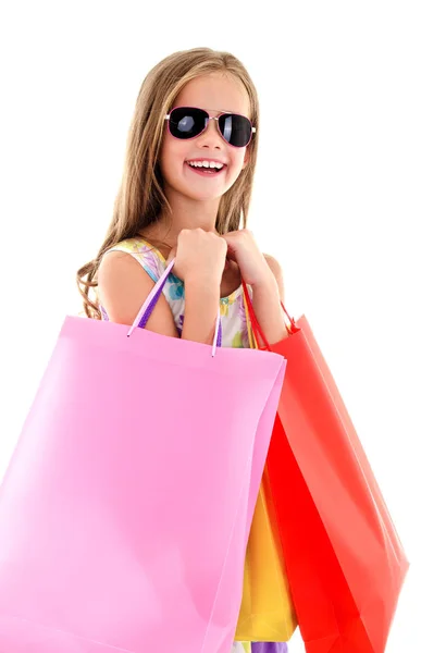 Adorable petite fille enfant en lunettes de soleil tenant shopping colorf — Photo