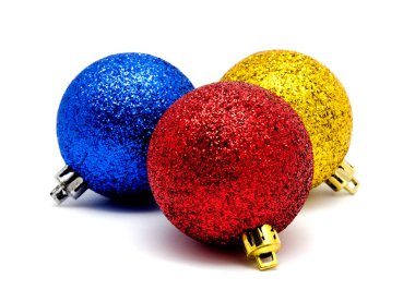 İzole Noel dekorasyon mavi kırmızı ve sarı top