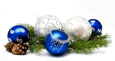 Noel dekorasyon mavi ve gümüş toplar köknar koniler ile