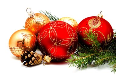 Noel dekorasyon kırmızı altın sarı topları ile çam kozalakları