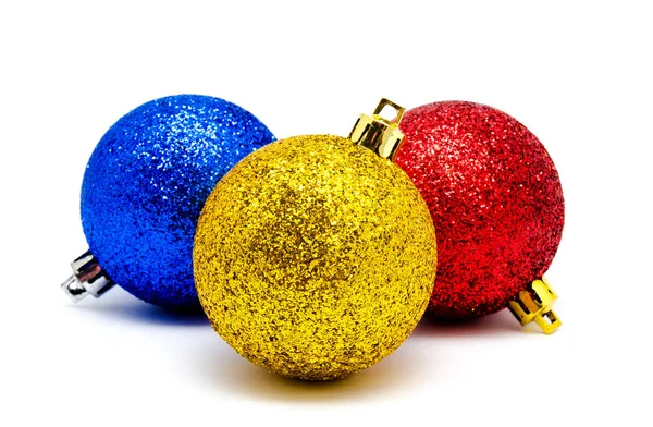 Kerstdecoratie blauw rode en gele ballen geïsoleerd — Stockfoto