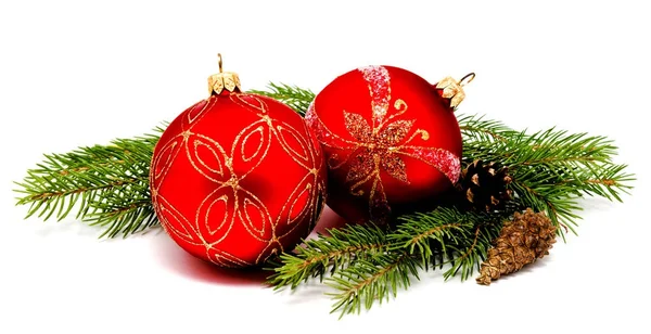 Різдвяна прикраса червоні кульки з ялиновими шишками — стокове фото