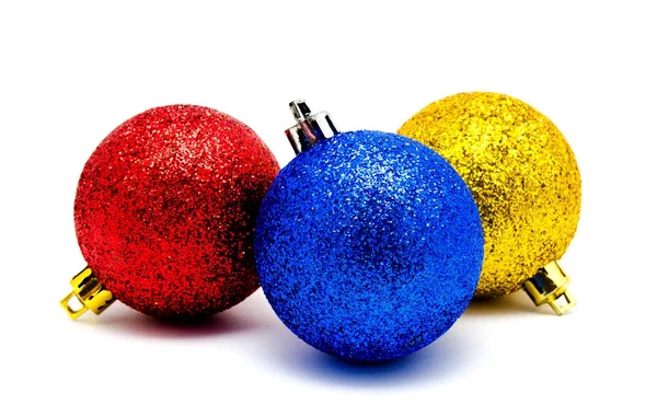 Natale decorazione blu rosso e giallo palle isolato — Foto Stock