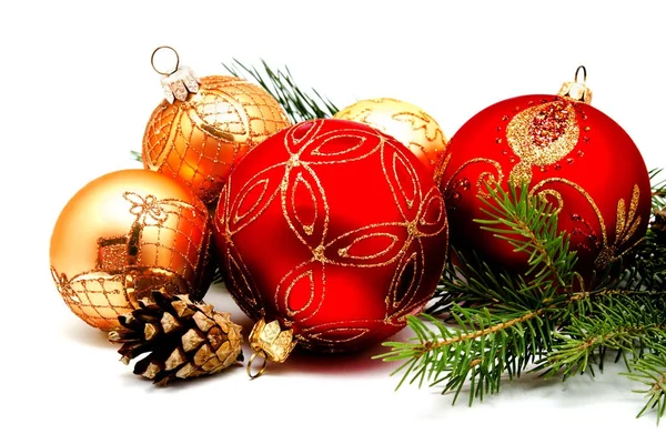 Weihnachtsdekoration rot goldgelbe Kugeln mit Tannenzapfen — Stockfoto