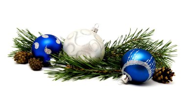 Noel dekorasyon mavi ve gümüş toplar köknar koniler ile