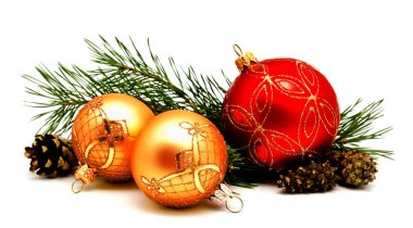Noel dekorasyon kırmızı altın sarı topları ile çam kozalakları 