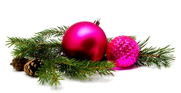 Noel dekorasyon Lila Eflatun topları köknar koniler ile — Stok fotoğraf