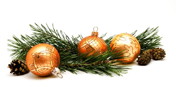 Weihnachtsdekoration goldgelbe Kugeln mit Tannenzapfen — Stockfoto