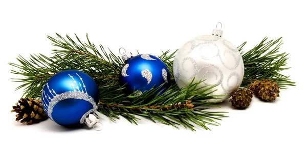 Різдвяні прикраси сині і срібні кульки з ялиновими шишками — стокове фото