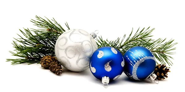 Різдвяні прикраси сині і срібні кульки з ялиновими шишками — стокове фото