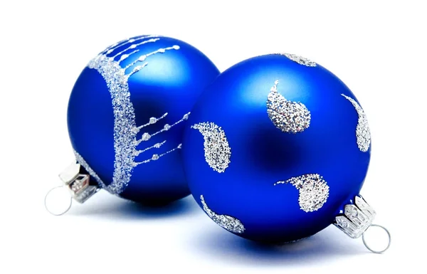 Decoración de Navidad bolas azules aisladas en un blanco — Foto de Stock