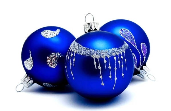 圣诞装饰蓝色球孤立在一张白纸 — 图库照片