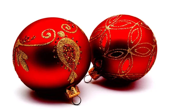 Різдвяна прикраса червоні кульки ізольовані на білому — стокове фото