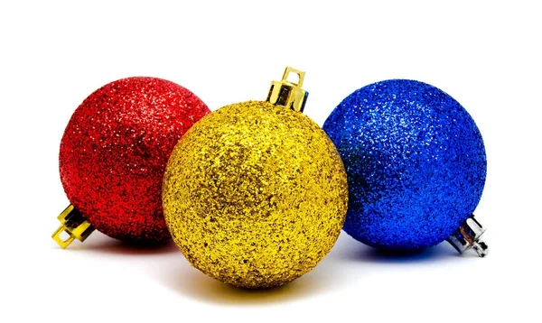 Χριστουγεννιάτικη διακόσμηση μπλε κόκκινες και κίτρινες μπάλες απομονωμένες — Φωτογραφία Αρχείου