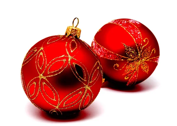 Vánoční dekorace červené koulí izolovaných na bílém — Stock fotografie